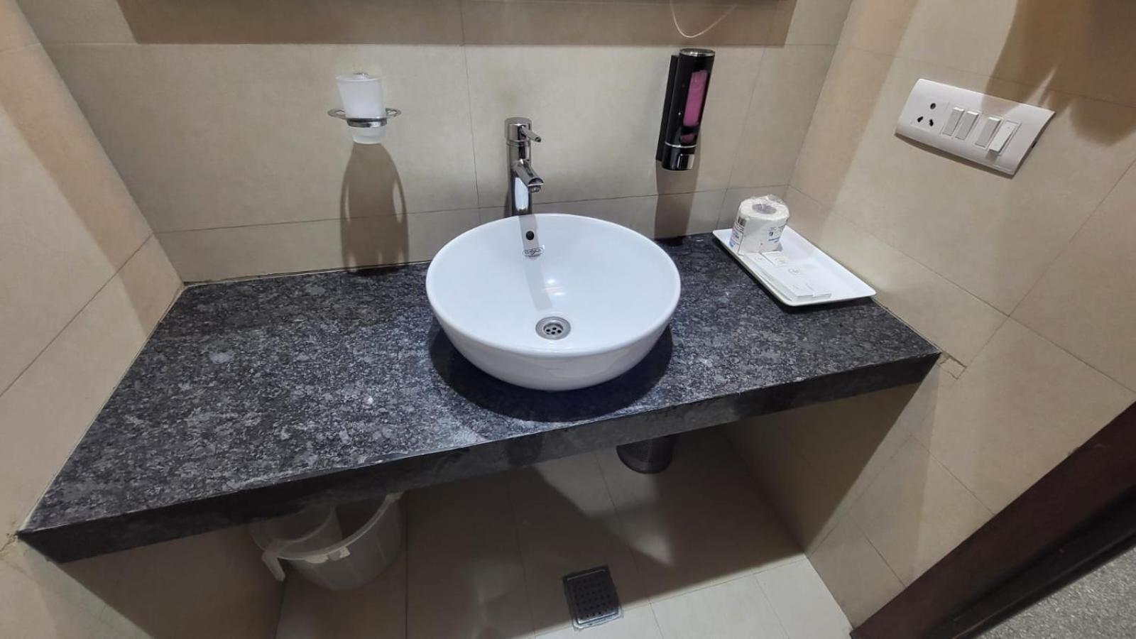 Uds Villa Scandinavian B&B - Next To Vfs Új-Delhi Kültér fotó